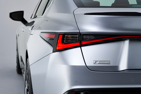 നാലാം തലമുറ IS സെഡാൻ വിപണിയിൽ എത്തിച്ച് ലെക്സസ്