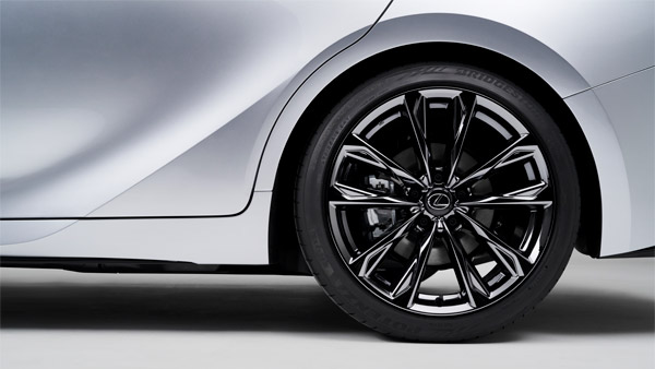 നാലാം തലമുറ IS സെഡാൻ വിപണിയിൽ എത്തിച്ച് ലെക്സസ്