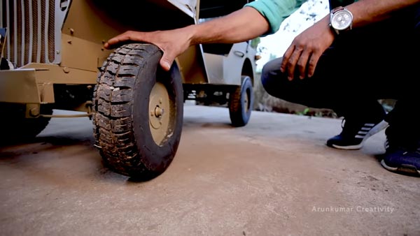 സമൂഹ മാധ്യമങ്ങളിൽ ഹിറ്റായി ലൂസിഫർ മാതൃകയിൽ നിർമ്മിച്ച കുഞ്ഞൻ നെടുംമ്പള്ളി ജീപ്പ്