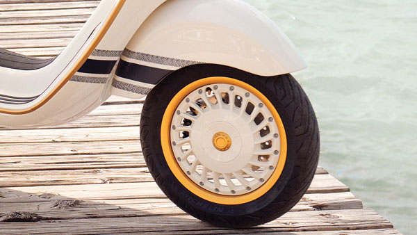 വെസ്പ 946 ക്രിസ്റ്റ്യന്‍ ഡിയോര്‍ സ്‌പെഷ്യല്‍ എഡിഷനെ അവതരിപ്പിച്ചു