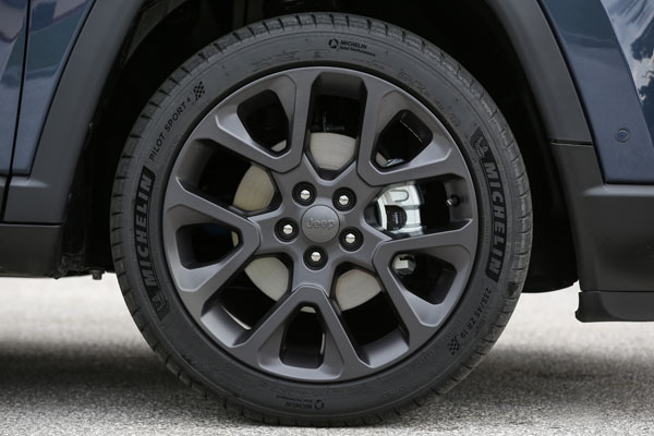 ആവശ്യക്കാര്‍ കുറഞ്ഞു; കോമ്പസ് മാനുവല്‍ പതിപ്പിന്റെ വില്‍പ്പന അവസാനിപ്പിക്കാനൊരുങ്ങി ജീപ്പ്