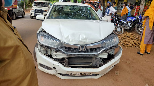 നാനോയെ സാൻഡ്‌വിച്ചാക്കി ഹോണ്ട സിറ്റി, കൂസലില്ലാതെ ടാറ്റ കാർ