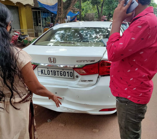 നാനോയെ സാൻഡ്‌വിച്ചാക്കി ഹോണ്ട സിറ്റി, കൂസലില്ലാതെ ടാറ്റ കാർ