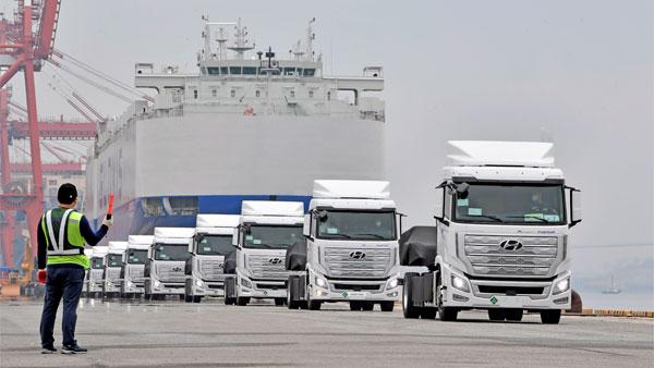 ലോകത്തെ ആദ്യ ഫ്യുവൽ സെൽ ഹെവി ട്രക്ക്; സിയന്റിന്റെ ആദ്യ യൂണിറ്റുകൾ കൈമാറി ഹ്യുണ്ടായി 