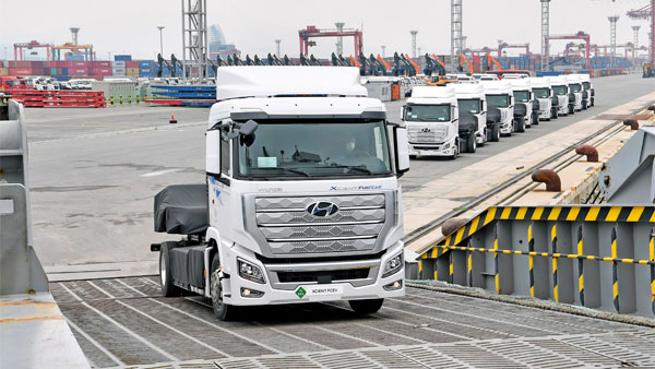 ലോകത്തെ ആദ്യ ഫ്യുവൽ സെൽ ഹെവി ട്രക്ക്; സിയന്റിന്റെ ആദ്യ യൂണിറ്റുകൾ കൈമാറി ഹ്യുണ്ടായി 