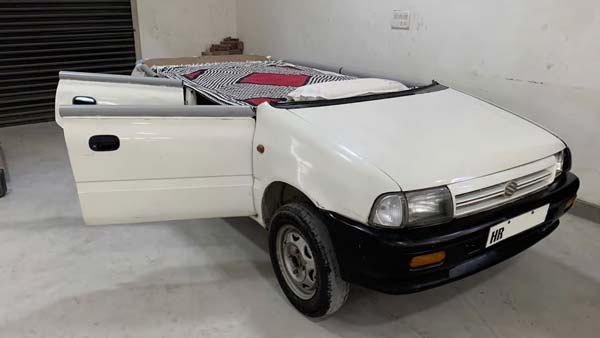 പിരിയാൻ വയ്യ; കാറിനെ കിടക്കയാക്കി ഉടമ 