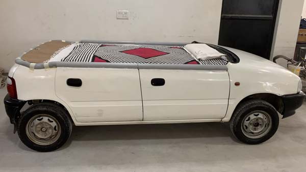 പിരിയാൻ വയ്യ; കാറിനെ കിടക്കയാക്കി ഉടമ 