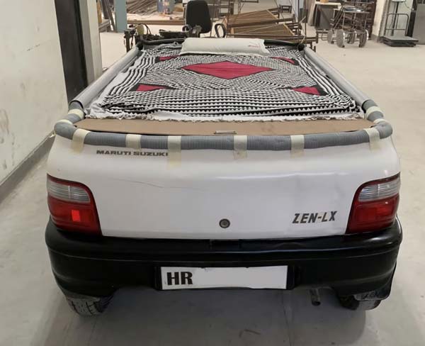 പിരിയാൻ വയ്യ; കാറിനെ കിടക്കയാക്കി ഉടമ 