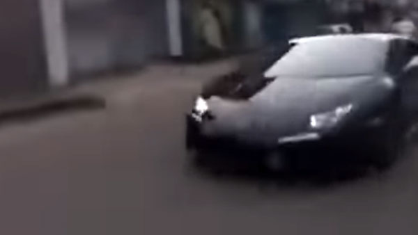 കോട്ടയം കൊച്ചി റോഡിൽ സൂപ്പർ കാറുകളിൽ രാജുവേട്ടനും കുഞ്ഞിക്കയും; വീഡിയോ വൈറൽ