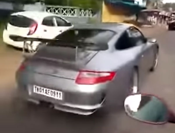 കോട്ടയം കൊച്ചി റോഡിൽ സൂപ്പർ കാറുകളിൽ രാജുവേട്ടനും കുഞ്ഞിക്കയും; വീഡിയോ വൈറൽ