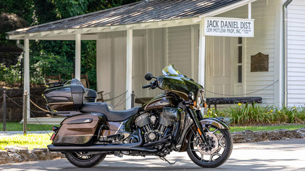 റോഡ് മാസ്റ്റർ ഡാർക്ക് ഹോഴ്സ് ജാക്ക് ഡാനിയേൽ എഡിഷനുമായി ഇന്ത്യൻ മോട്ടോർസൈക്കിൾ