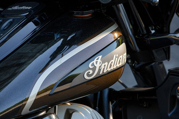 റോഡ് മാസ്റ്റർ ഡാർക്ക് ഹോഴ്സ് ജാക്ക് ഡാനിയേൽ എഡിഷനുമായി ഇന്ത്യൻ മോട്ടോർസൈക്കിൾ