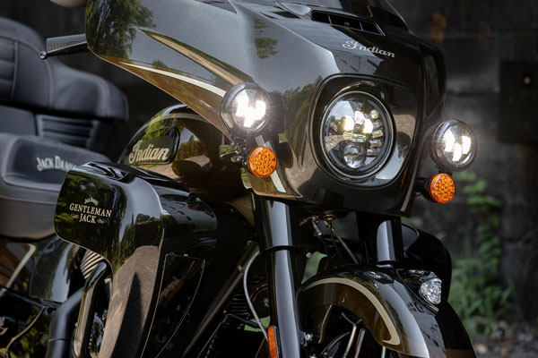 റോഡ് മാസ്റ്റർ ഡാർക്ക് ഹോഴ്സ് ജാക്ക് ഡാനിയേൽ എഡിഷനുമായി ഇന്ത്യൻ മോട്ടോർസൈക്കിൾ