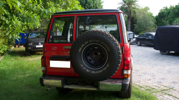 മനോഹരമായി പുനരുധരിച്ച മുൻതലമുറ ടൊയോട്ട ലാൻഡ് ക്രൂയിസർ FJ70