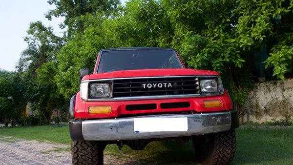 മനോഹരമായി പുനരുധരിച്ച മുൻതലമുറ ടൊയോട്ട ലാൻഡ് ക്രൂയിസർ FJ70