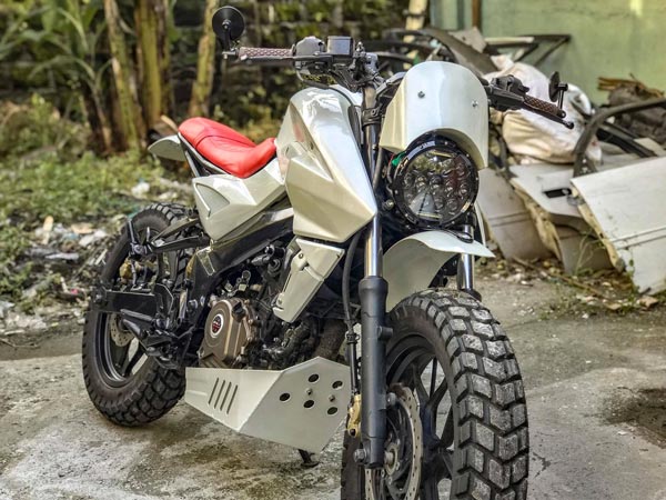 നേക്കഡ് സ്പോർട്ടിൽ നിന്ന് ഹാർഡ്-കോർ സ്‌ക്രാംബ്ലറായി പൾസർ NS 200