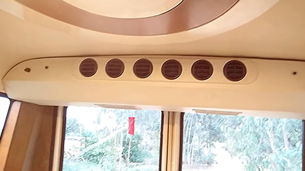 സുഖസൗകര്യങ്ങൾ വാനോളം ഉയർത്തി ഒരു മോഡിഫൈഡ് ട്രാവലർ