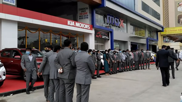 അപൂർവ കാഴ്ച്ച; പതിനഞ്ചോളം സോനെറ്റ് എസ്‌യുവികളുടെ ഡെലിവറി ഒരുമിച്ച് നടത്തി കിയ