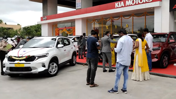 അപൂർവ കാഴ്ച്ച; പതിനഞ്ചോളം സോനെറ്റ് എസ്‌യുവികളുടെ ഡെലിവറി ഒരുമിച്ച് നടത്തി കിയ