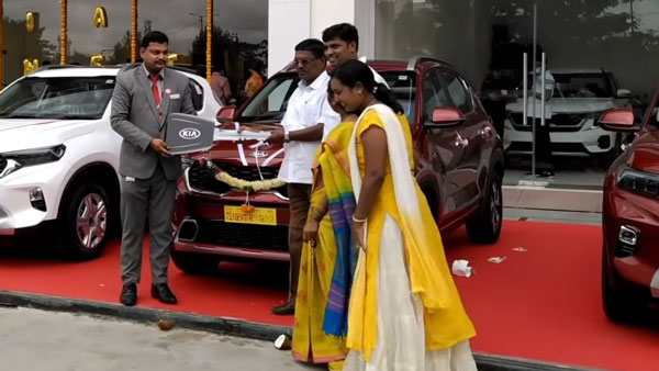 അപൂർവ കാഴ്ച്ച; പതിനഞ്ചോളം സോനെറ്റ് എസ്‌യുവികളുടെ ഡെലിവറി ഒരുമിച്ച് നടത്തി കിയ