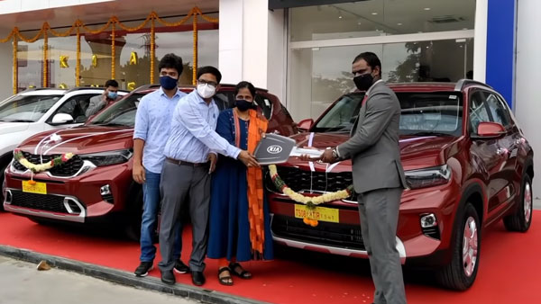 അപൂർവ കാഴ്ച്ച; പതിനഞ്ചോളം സോനെറ്റ് എസ്‌യുവികളുടെ ഡെലിവറി ഒരുമിച്ച് നടത്തി കിയ