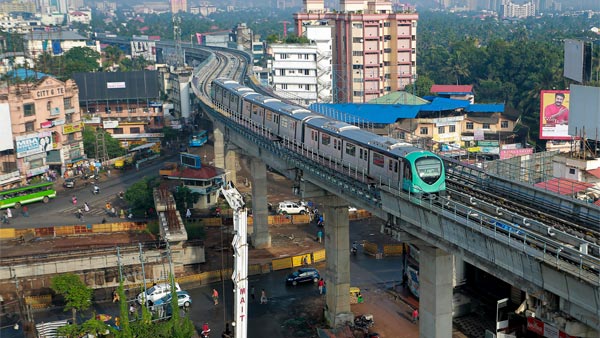 കൊച്ചി മെട്രോ സര്വീസ് പുനരാരംഭിച്ചു; യാത്രനിരക്കും കുറച്ചു കൊച്ചി മെട്രോ സര്വീസ് പുനരാരംഭിച്ചു; യാത്രനിരക്കും കുറച്ചു