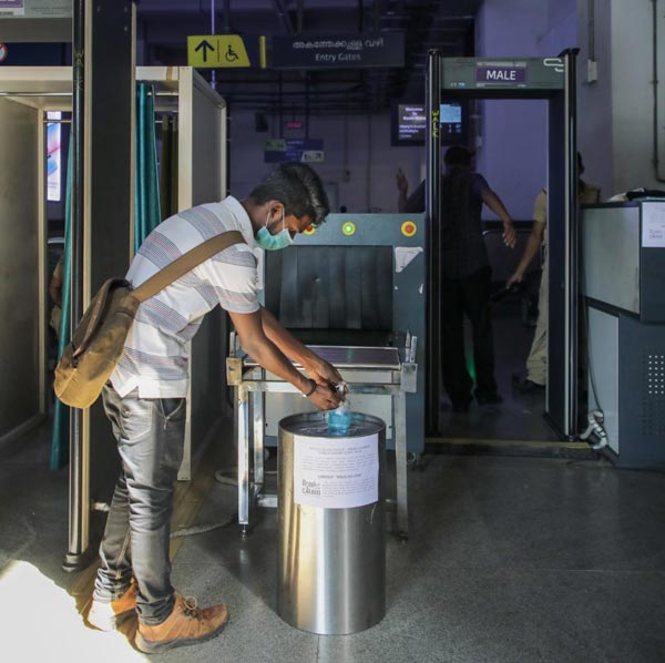 കൊച്ചി മെട്രോ സര്വീസ് പുനരാരംഭിച്ചു; യാത്രനിരക്കും കുറച്ചു കൊച്ചി മെട്രോ സര്വീസ് പുനരാരംഭിച്ചു; യാത്രനിരക്കും കുറച്ചു