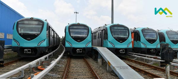 കൊച്ചി മെട്രോ സര്വീസ് പുനരാരംഭിച്ചു; യാത്രനിരക്കും കുറച്ചു കൊച്ചി മെട്രോ സര്വീസ് പുനരാരംഭിച്ചു; യാത്രനിരക്കും കുറച്ചു