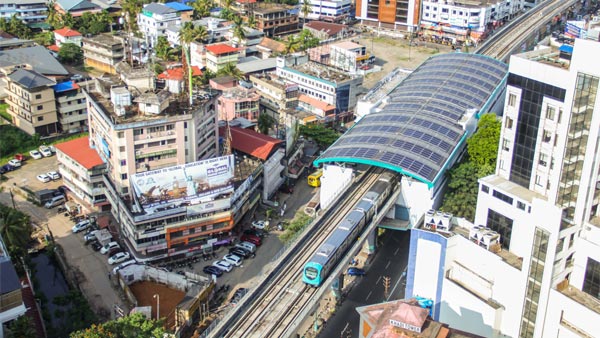 കൊച്ചി മെട്രോ സര്വീസ് പുനരാരംഭിച്ചു; യാത്രനിരക്കും കുറച്ചു കൊച്ചി മെട്രോ സര്വീസ് പുനരാരംഭിച്ചു; യാത്രനിരക്കും കുറച്ചു