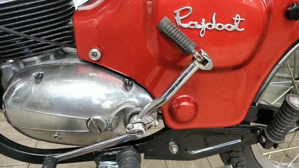 കാല പഴക്കത്തിലും പൗരാണികഭാവം കൈവിടാതെ ഒരു എസ്കോർട്ട് രാജ്ദൂത് 175