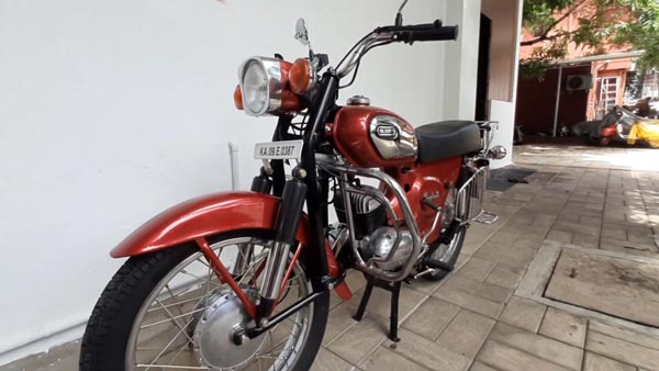 കാല പഴക്കത്തിലും പൗരാണികഭാവം കൈവിടാതെ ഒരു എസ്കോർട്ട് രാജ്ദൂത് 175