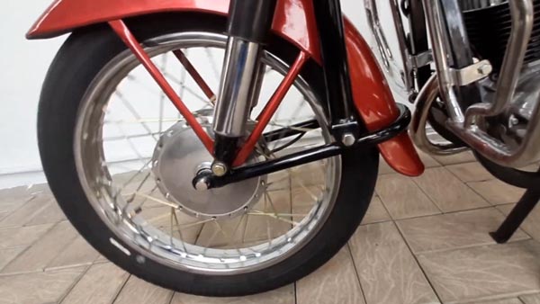 കാല പഴക്കത്തിലും പൗരാണികഭാവം കൈവിടാതെ ഒരു എസ്കോർട്ട് രാജ്ദൂത് 175