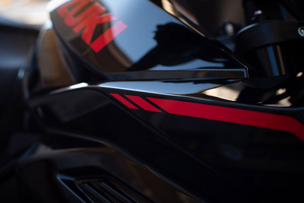 സമുറായി, ഷോഗൺ കിറ്റുകളുമായി സുസുക്കി കറ്റാന