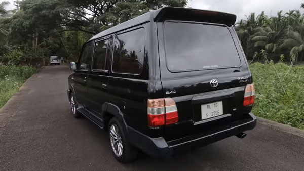 15 -ന്റെ നിറവിലും പഴക്കം ലേശം ഏശാതെ ടൊയോട്ട ക്വാളിസ്