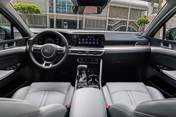 പെർഫോമെൻസിലും ഹാൻഡ്‌ലിംഗിലും ബിഎംഡബ്ല്യു 3-സീരീസിനെ വെല്ലുവിളിച്ച് കിയ K5