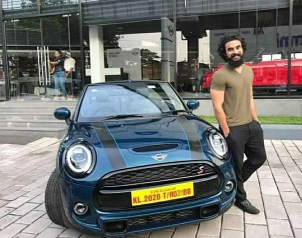 പരിമിതമായ മിനി സൈഡ്‌വോക്ക് എഡിഷൻ സ്വന്തമാക്കി ടൊവിനോ