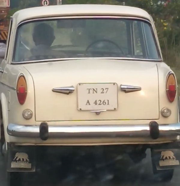 കൗതുക കാഴ്ച്ച; റോഡിൽ ഡ്രൈവറില്ലാതെ ഓടുന്ന പ്രീമിയർ പദ്മിനി -വൈറൽ വീഡിയോ