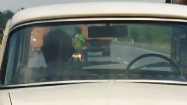 കൗതുക കാഴ്ച്ച; റോഡിൽ ഡ്രൈവറില്ലാതെ ഓടുന്ന പ്രീമിയർ പദ്മിനി -വൈറൽ വീഡിയോ