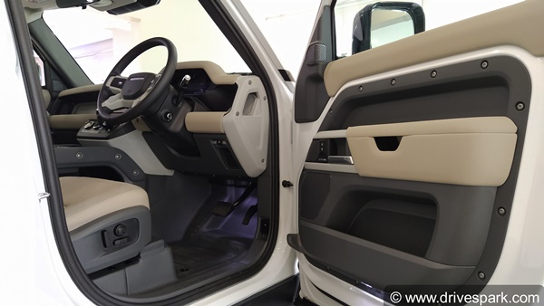 പുതുമോടിയിലും കൂടുതല്‍ കരുത്തിലും ലാന്‍ഡ് റോവര്‍ ഡിഫെന്‍ഡര്‍; ഫസ്റ്റ് ലുക്ക് റിവ്യൂ