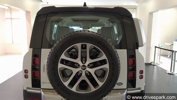 പുതുമോടിയിലും കൂടുതല്‍ കരുത്തിലും ലാന്‍ഡ് റോവര്‍ ഡിഫെന്‍ഡര്‍; ഫസ്റ്റ് ലുക്ക് റിവ്യൂ