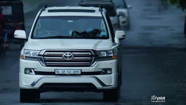 2020 മോഡൽ വെൽഫയറിന് 2020 എന്ന ഫാൻസി നമ്പർ സ്വന്തമാക്കി മോഹൻലാൽ