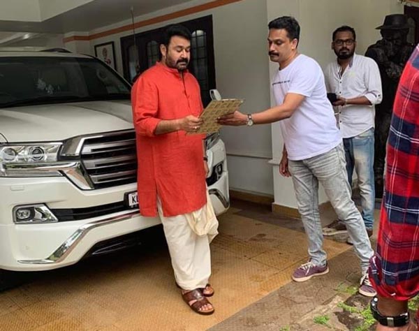 2020 മോഡൽ വെൽഫയറിന് 2020 എന്ന ഫാൻസി നമ്പർ സ്വന്തമാക്കി മോഹൻലാൽ