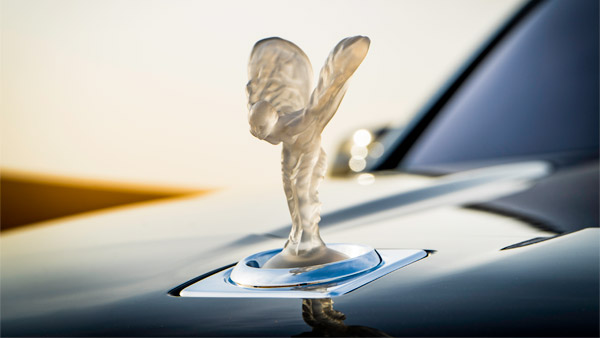 പുതിയ ചട്ടങ്ങൾ പാരയായി; റോൾസ് റോയ്‌സിന്റെ ഇലുമിനേറ്റഡ് സ്പിരിറ്റ് ഓഫ് എക്സ്റ്റസി ബാഡ്‌ജുകൾക്ക് നിരോധനം