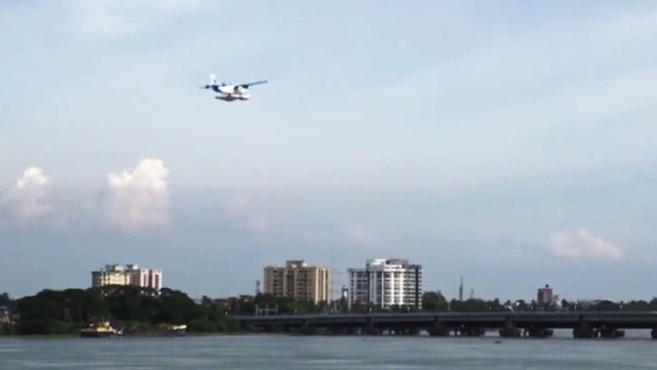 കൗതുക കാഴ്ചയായി കൊച്ചി തീരത്തേക്ക് പറന്നിറങ്ങി സീപ്ലെയിന്‍