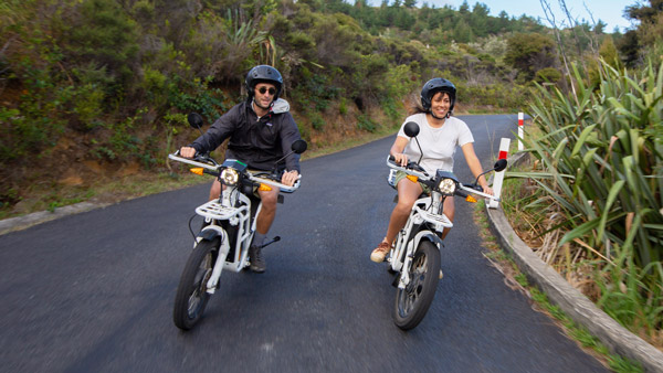 ടൂവില്‍ ഡ്രൈവ് ഇലക്ട്രിക് ബൈക്കുകളെ വെളിപ്പെടുത്തി UBCO