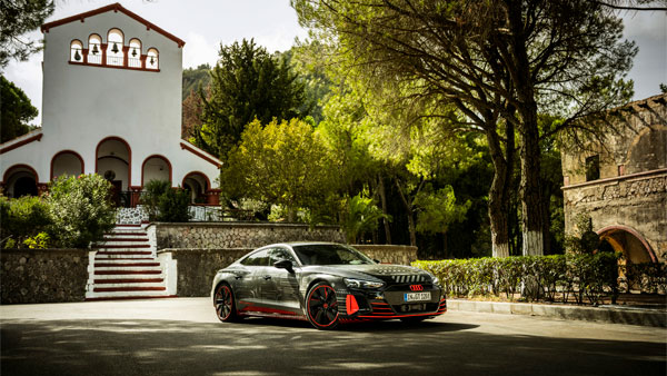 ആഗോള അരങ്ങേറ്റത്തിന് മുമ്പ് RS ഇ-ട്രോൺ GT -യുടെ ടീസർ പങ്കുവെച്ച് ഔഡി