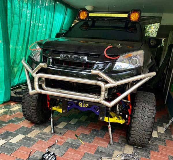 മോൺസ്റ്റർ പരിവേഷം അഴിച്ചുവെച്ച് സിമ്പിളായി ബാബ്സ് ഇസൂസു D-മാക്സ് V-ക്രോസ്