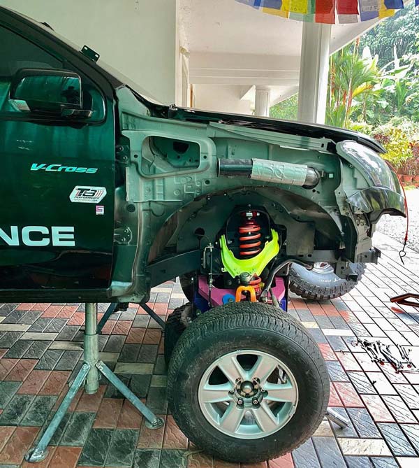 മോൺസ്റ്റർ പരിവേഷം അഴിച്ചുവെച്ച് സിമ്പിളായി ബാബ്സ് ഇസൂസു D-മാക്സ് V-ക്രോസ്