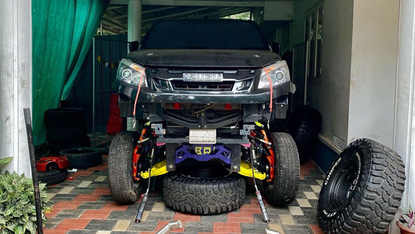 മോൺസ്റ്റർ പരിവേഷം അഴിച്ചുവെച്ച് സിമ്പിളായി ബാബ്സ് ഇസൂസു D-മാക്സ് V-ക്രോസ്