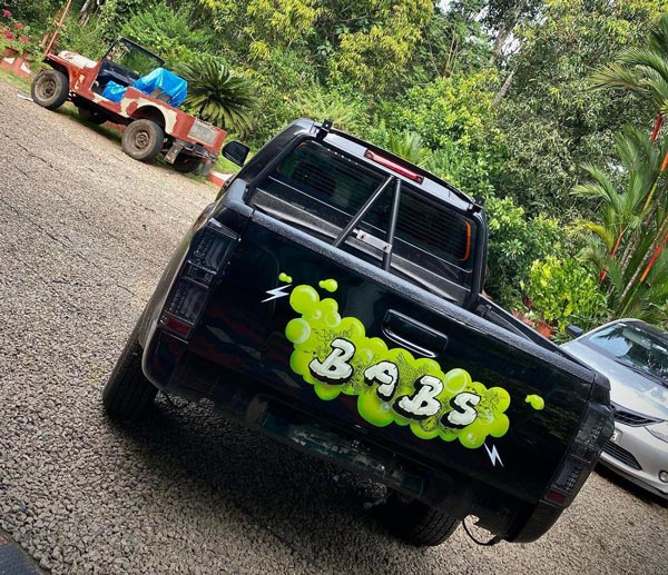 മോൺസ്റ്റർ പരിവേഷം അഴിച്ചുവെച്ച് സിമ്പിളായി ബാബ്സ് ഇസൂസു D-മാക്സ് V-ക്രോസ്